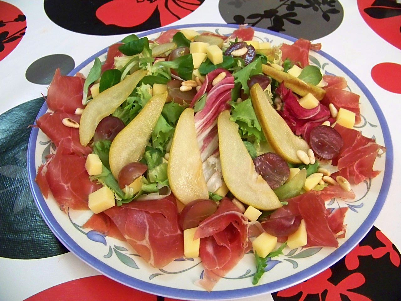 салат с хамоном и грушей. салат с хамоном и рукколой и грушей. пармская ветчина с рукколой. салат с хамоном и грушей. салат с хамоном и рукколой и грушей.