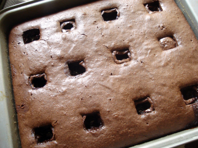 Mon Chéri chocolate cake by Laka kuharica: allow the cake to cool in the pan.