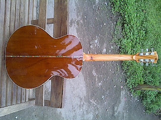 PENGRAJIN GITAR AKUSTIK PENGRAJIN GITAR AKUSTIK