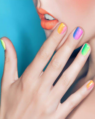 Ideas de diseños de uñas Rainbow de colores que debes probar en vacaciones