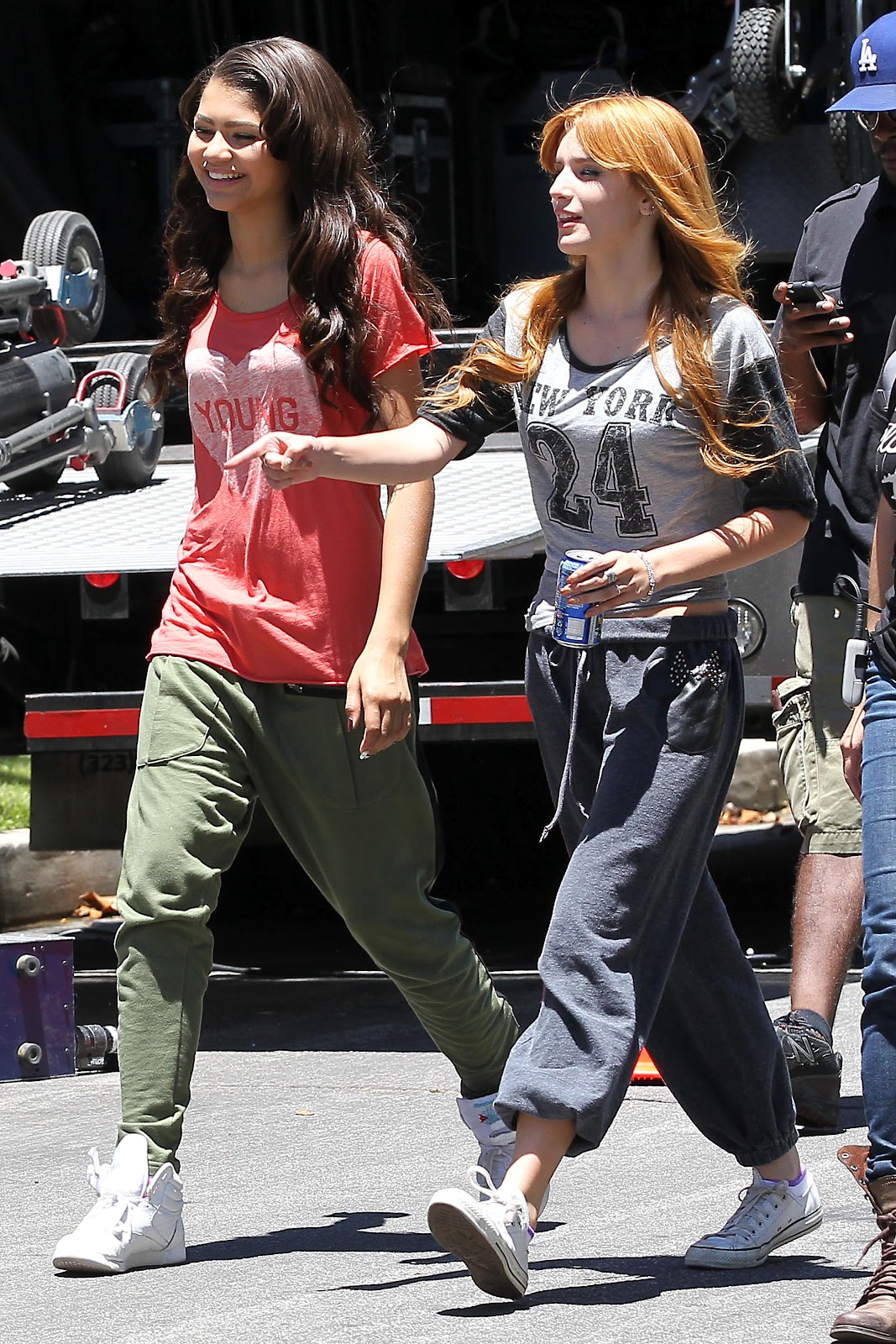 Bella Thorne Bella Thorne y Zendaya Coleman En el set de su nuevo