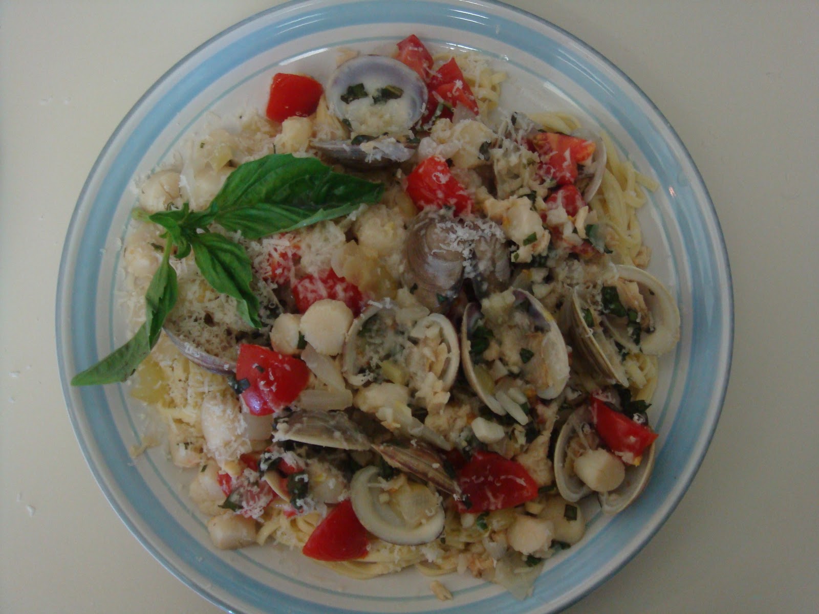 Creative Cooking Steamed Clams and Scallops with White Wine & Garlic Sauce