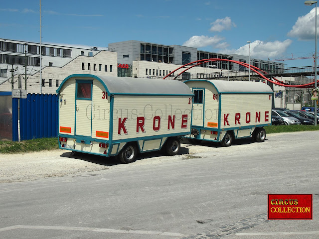 Petite roulotte a matériel du cirque Krone