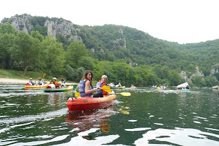 Descenso en kayak por el río Ardèche. Descenso en kayak por el río Ardèche.