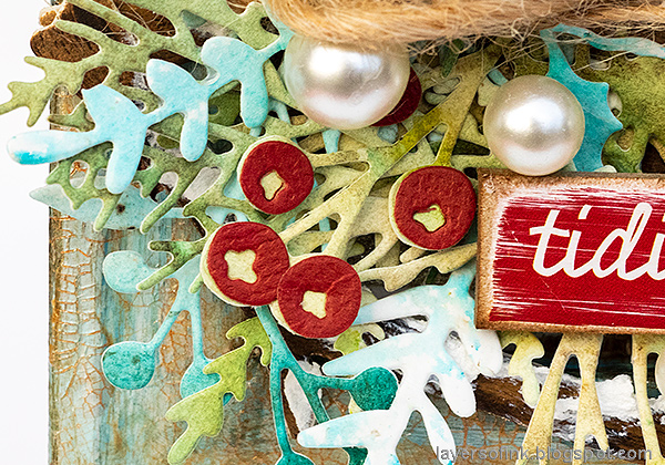 Layers of ink - Christmas Bird Frame Tutorial by Anna-Karin Evaldsson. Tim Holtz idea-ology baubles.