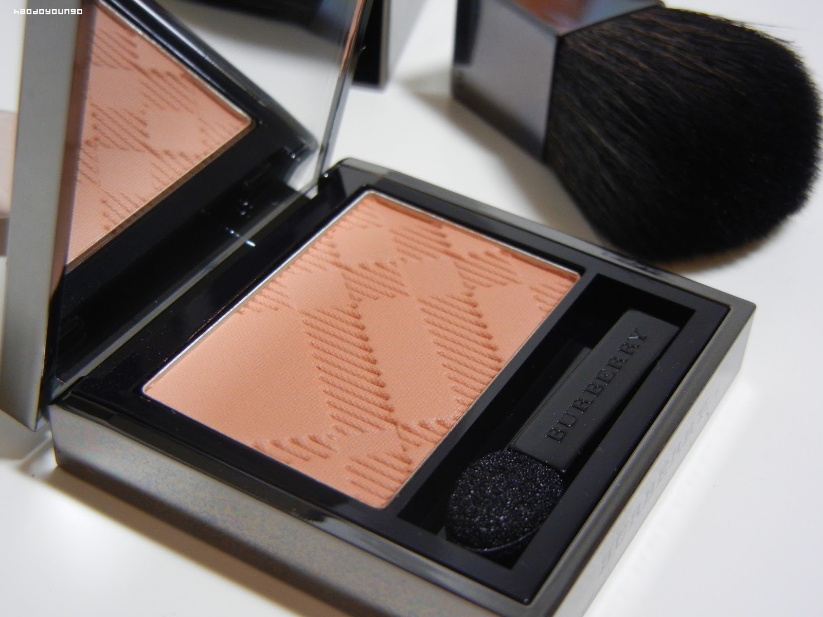 Review & Swatches: Burberry Light Glow Natural Blush in No. 07 Earthy Blush  | haodoyoungo