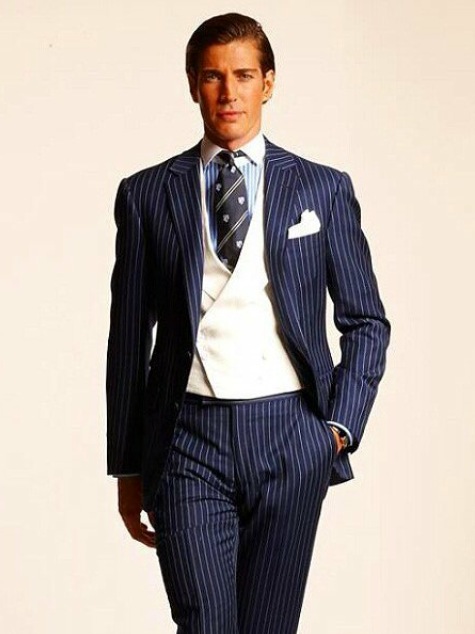 camisa azul cuello blanco