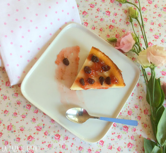 Trozo de tarta de queso con arándanos