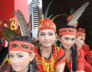 gadis-gadis-dayak-mempesona