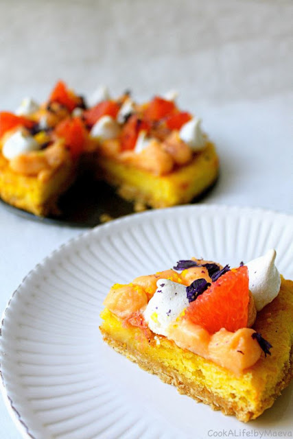 Citrus fruit pie : grapefruit curd, lemon olive oil sponge cake and shortbread and mini meringues - Tarte aux agrumes comme un Fantastik : curd au pomelo, moelleux et sablé citron huile d'olive et mini meringues • Cook A Life! by Maeva