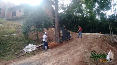 Bizzarri, da Bizzarri Pedras, visitando uma obra em condomínio em Atibaia-SP onde vamos fazer o muro de arrimo com pedra com a rampa para o carro com o piso de pedra. 09 de maio de 2017.