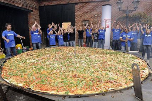http://4.bp.blogspot.com/-NOtBt4smX3I/Ubw_G7i2sfI/AAAAAAAAB5I/dFTtgKds9LE/s1600/world's+biggest+pizza+(3).jpg
