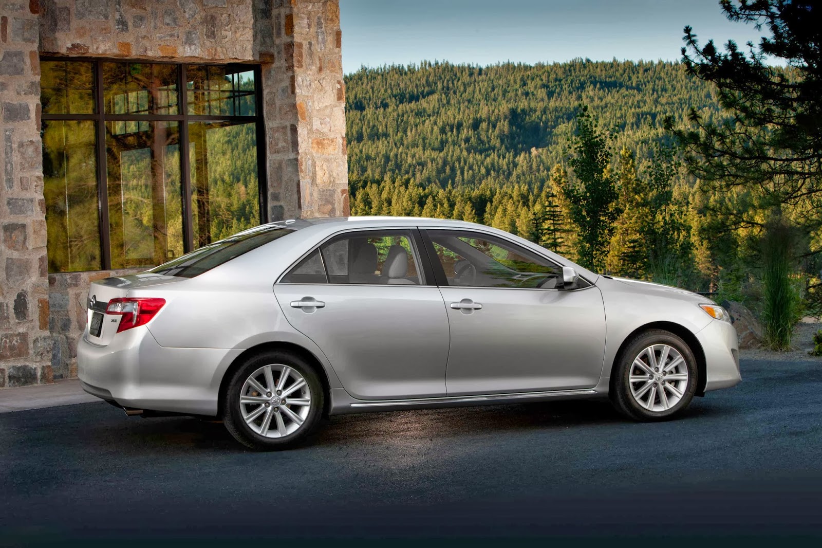 The 2013 Toyota Camry XLE V6 Can Run With Nissan Altima and Honda