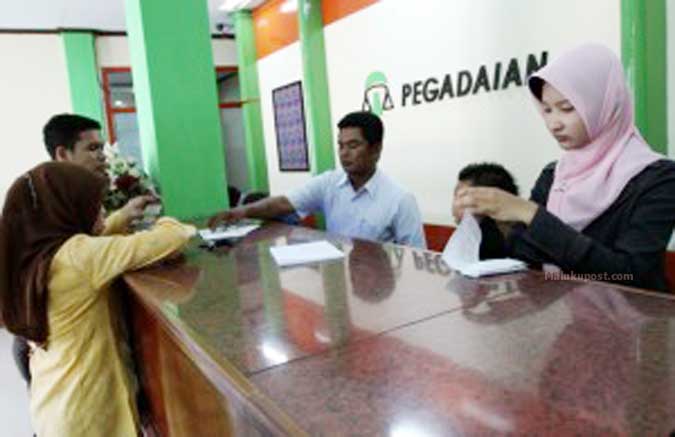 Pegadaian Ambon Capai 97 Persen Target 2016 Ambon, Malukupost.com - Perum Pegadaian Cabang Ambon hingga 3 Desember 2016 mencapai 97 persen dari target pendapatan yang dibebankan sebesar Rp86,8 miliar. Pimpinan Perum Pegadaian Cabang Ambon, Kuncoro Prasojo, di Ambon, Rabu (21/12), mengatakan, masih tinggal tiga persen dari target yang belum direaliasasikan pada 2016. "Saya tidak berani sesumbar soal realisasi pendapatan 2016 terlampaui karena transaksi pada Desember biasanya kurang ramai," ujarnya.