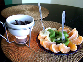 fondue z czekolada i owocami
