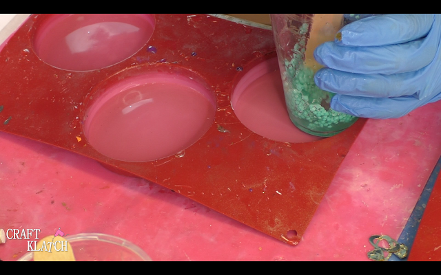 Salt and Glitter Resin Coaster Learn how to use sidewalk salt and glitter to make a beachy resin coaster, in this easy DIY craft tutorial! #resin #resincoaster #resincoasters #resincrafts #resinprojects #diy #crafts #craftng #craft #handmade #homedecor