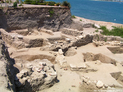 Археологические раскопки на берегу моря в Несебре, Болгария