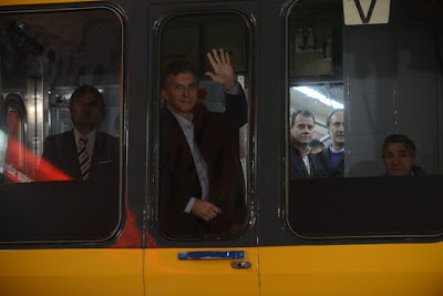 Los subtes contaminados con material que trae cáncer (murieron dos personas) que compró Mauricio Macri a España, finalmente serán convertidos en chatarra. Cuatro millones de euros, tirados a la basura