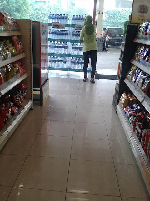 ibu beli air mineral