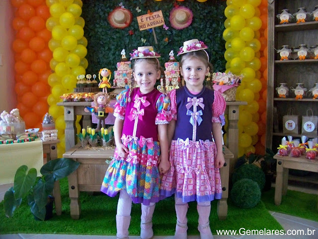 Festa para gêmeas com decoração de festa junina Festa para gêmeas com decoração de festa junina
