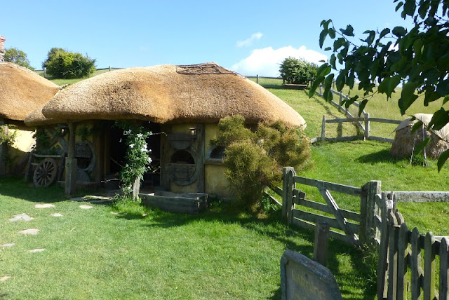 thatched-roof-hobbiton-matamata thatched-roof-hobbiton-matamata