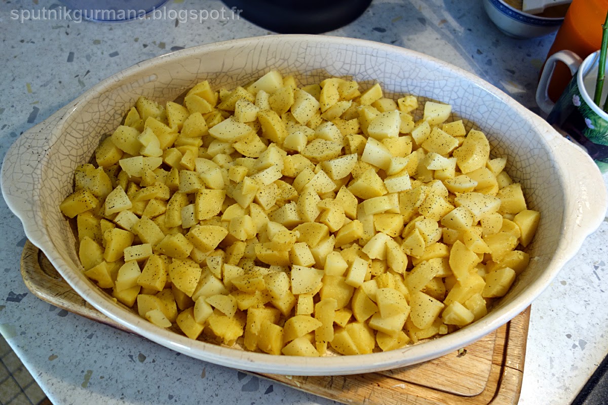 Картофельная запеканка с колбасками-приготовление