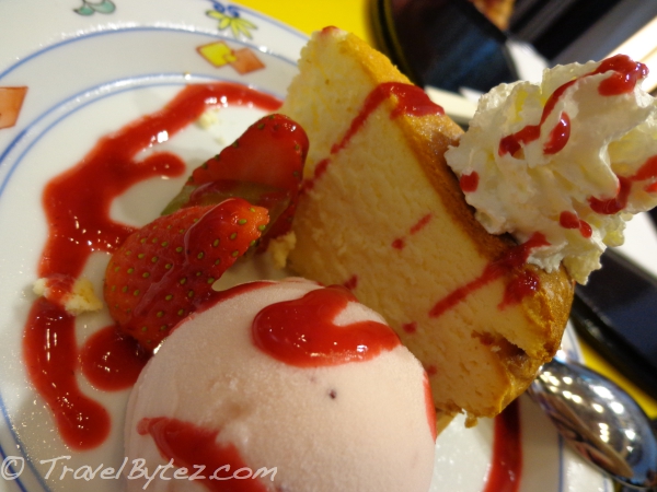 Cheesecake with Strawberry Ice-Cream and Slices