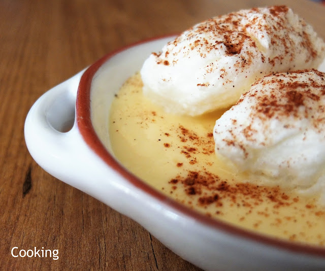 Farófias, uma sobremesa de claras em castelo cozinhadas em leite aromatizado e servidas com leite creme