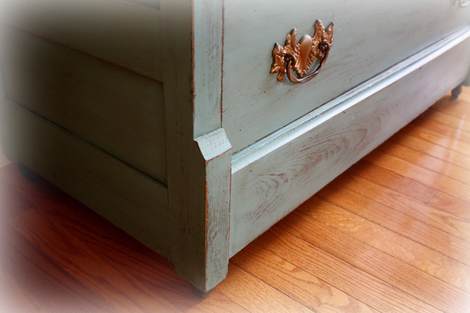 Worn painted finish reveals the wood grain Worn painted finish reveals the wood grain