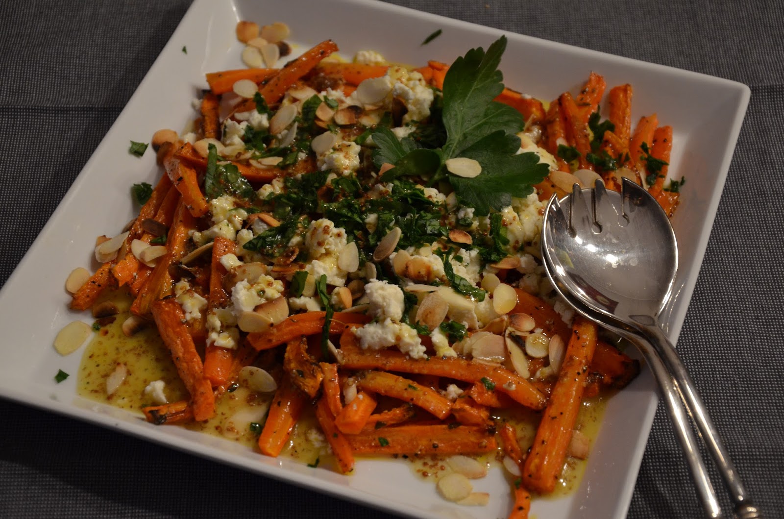 Salat von gerösteten Karotten mit Schafskäse und Mandeln - Rezeptra ...