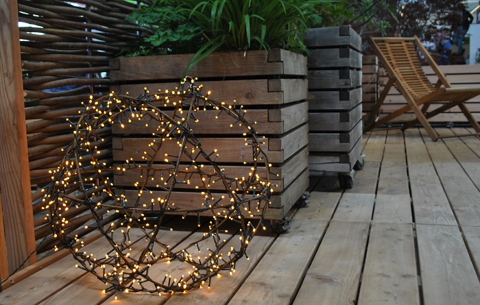 Pflanzkübel aus Holz und Lichtobjekt Deko mit Lichterkette basteln