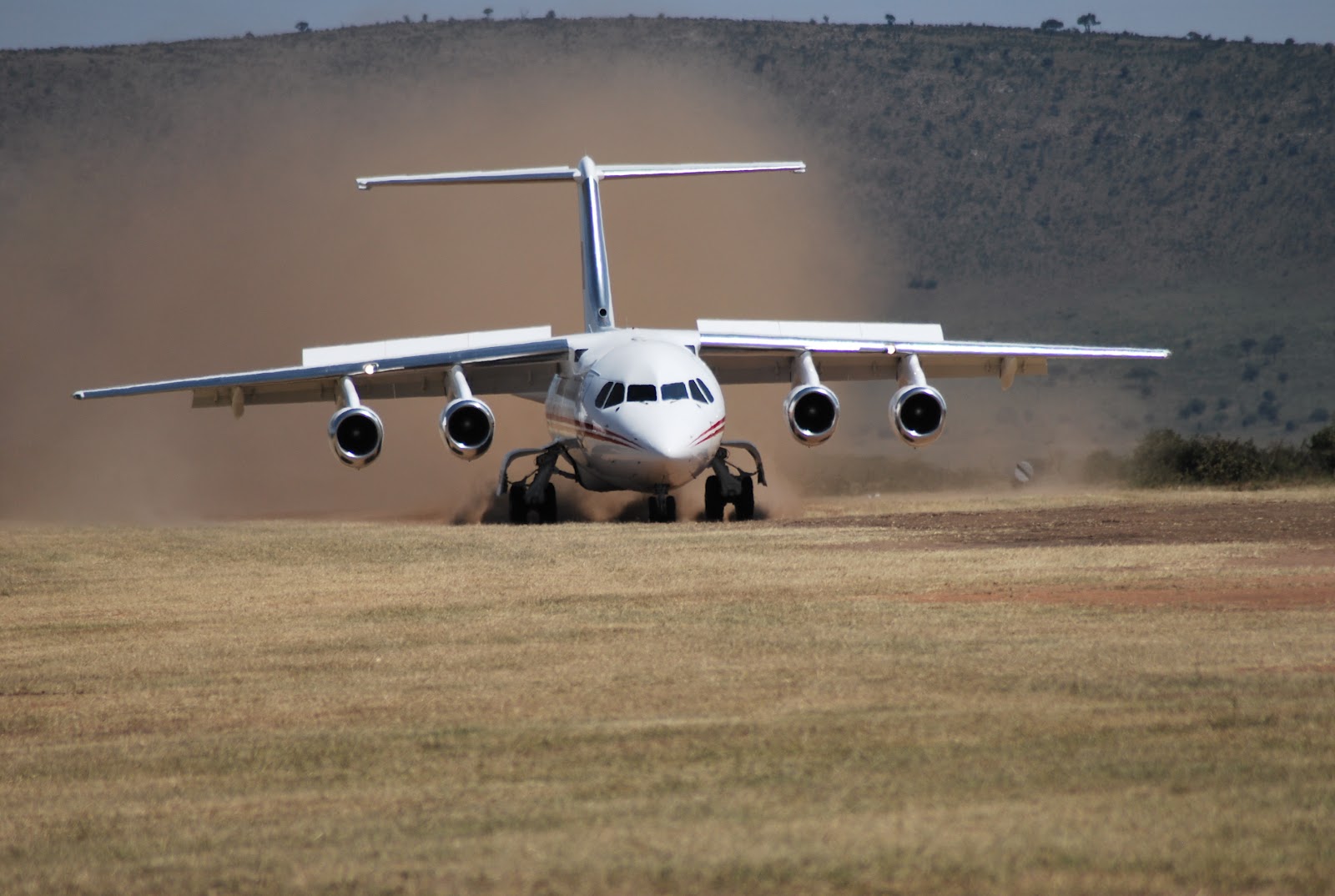 Cessna 172 в сумерках. Mindfulness-integrated cbt. Heathrow photos effect landing night. Unpaved airfield landing. Впп корфу.