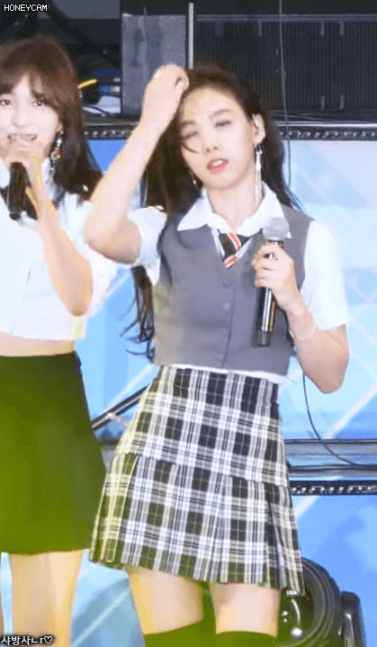 180623 트둥이네 🐰토끼 나연이 What is Love+Heartshaker+TT 직캠 롯데 패밀리 콘서트 | 인스티즈