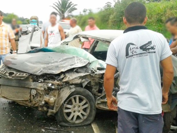 Carro envolvido em acidente na BR-101 ficou destruído próximo a Santo Antônio de Jesus (Foto: Leandro Alves/Bahia na Mídia)