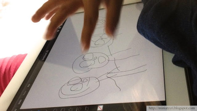 3-vuotias taiteilija piirtää iPadilla - Three year old artist drawing with iPad