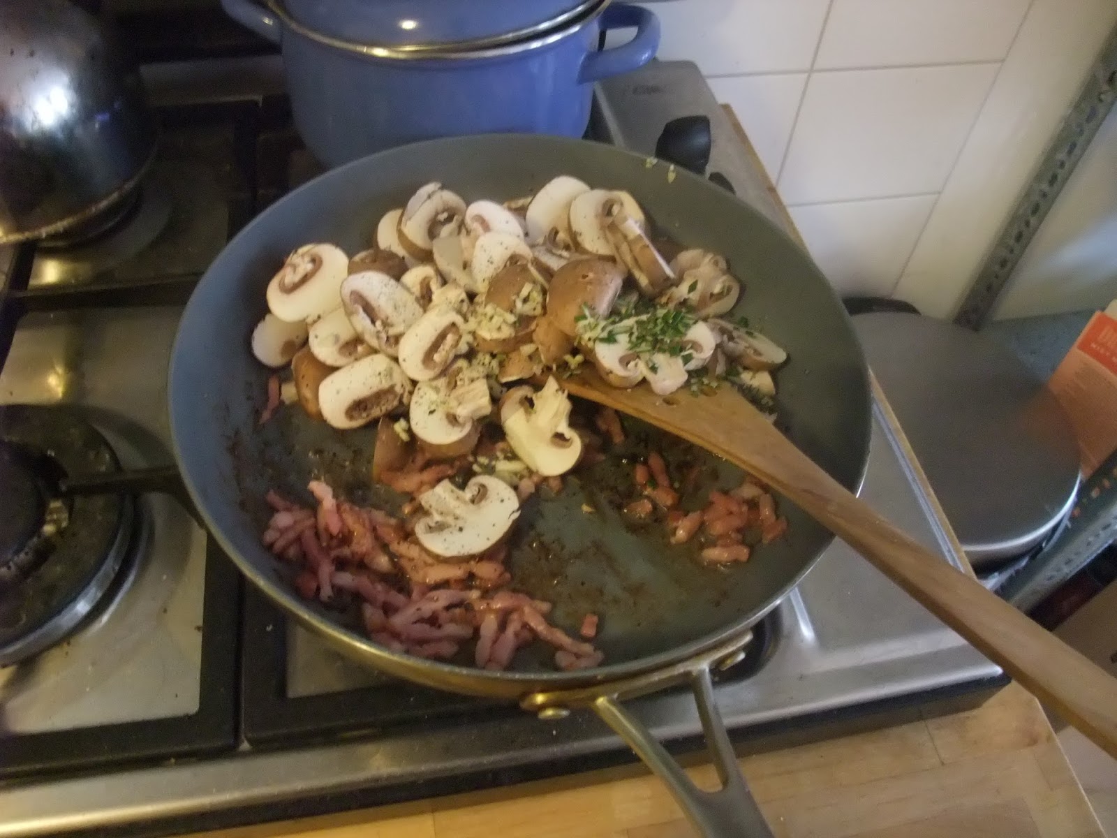 Koken zonder kennis Pasta met kastagne champignons, biologische spekjes en walnoten