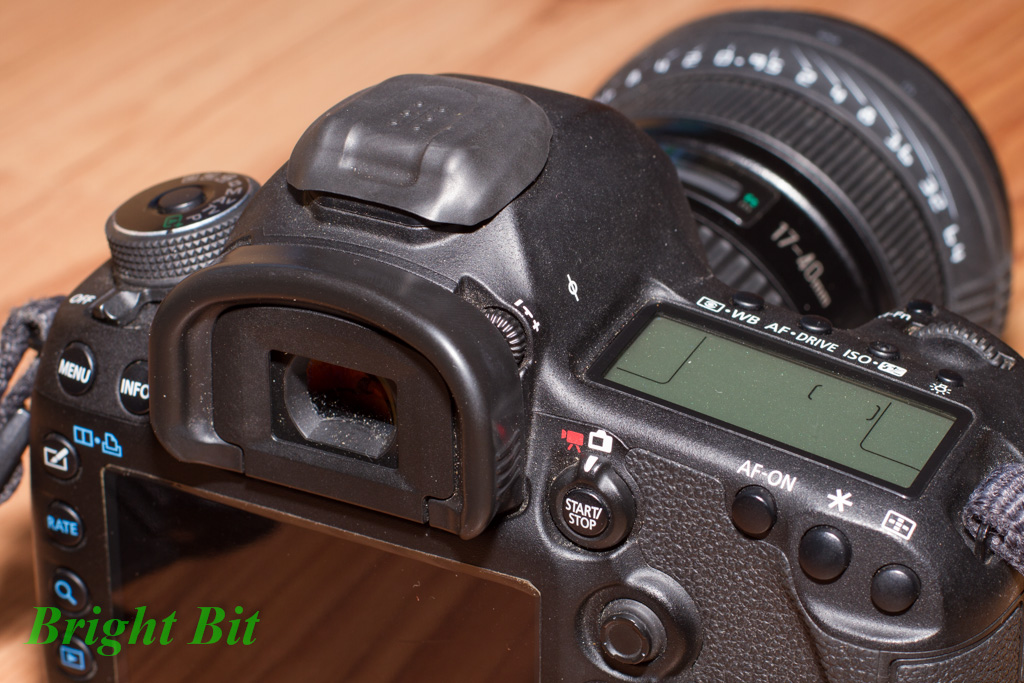 Bright bit Nikon hotshoe protection caps on Canon cameras