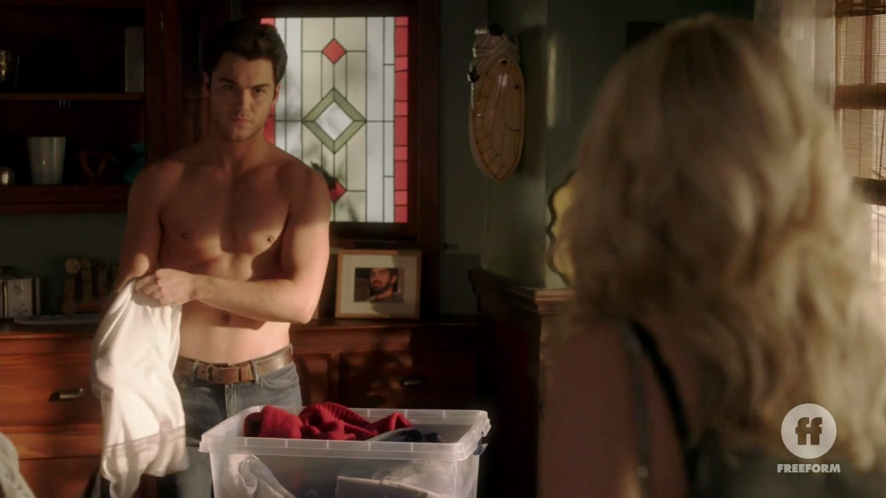 Charlie DePew shirtless in Famous In Love, Season 2, Ep 9.