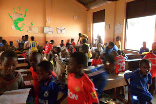 I bambini della scuola di Noepè (Togo, Africa) si preparano per fare sport