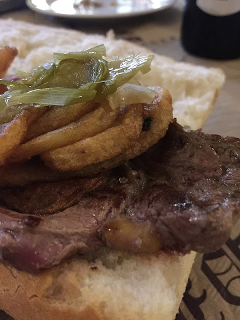 Bocadillo de carne de buey del restaurante puerta de hierro Bocadillo de carne de buey del restaurante puerta de hierro