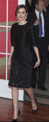 Robe Carolina Herrera / escarpins Magrit / pochette Felipe Varela