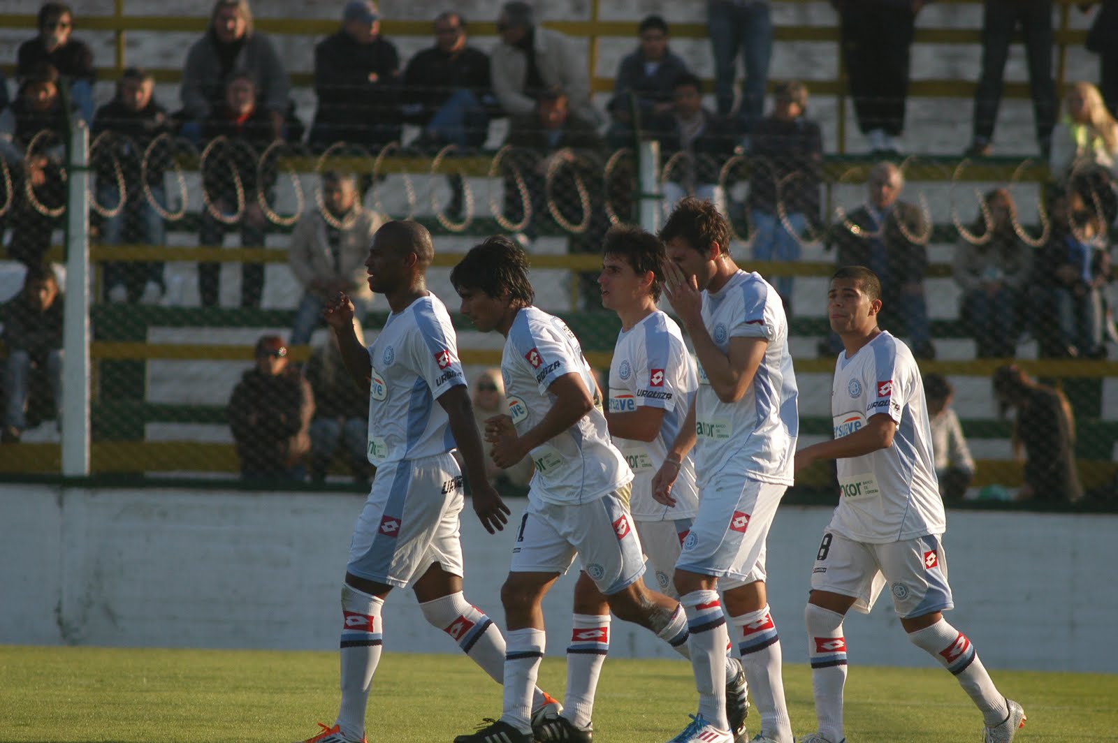 FANATICOS DE LA REDONDA DEFENSA Y JUSTICIA 2 BELGRANO 3 A LA PROMOCION