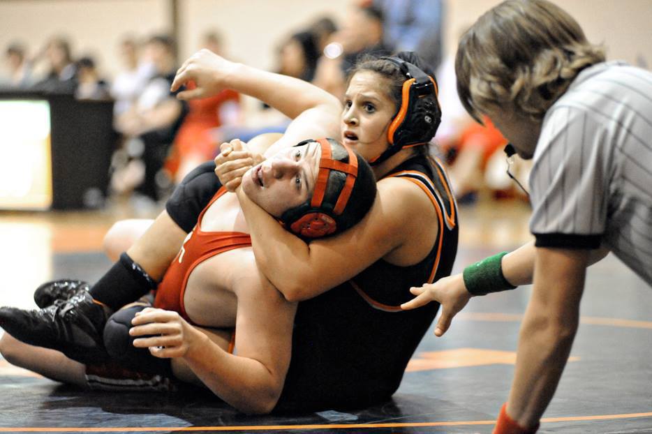 Men Wrestling Women He S In Trouble