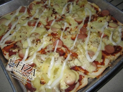Tempat Fiza Simpan Resepi: Pizza Roti Putih - Sosej & Ayam