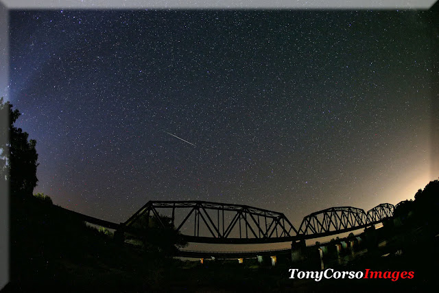 Khung cảnh bầu trời sao cùng mưa sao băng Perseid được thực hiện bởi nhiếp ảnh gia Tony Corso ở sông Red, phía bắc Paris, bang Texas. Khung cảnh bầu trời sao cùng mưa sao băng Perseid được thực hiện bởi nhiếp ảnh gia Tony Corso ở sông Red, phía bắc Paris, bang Texas.