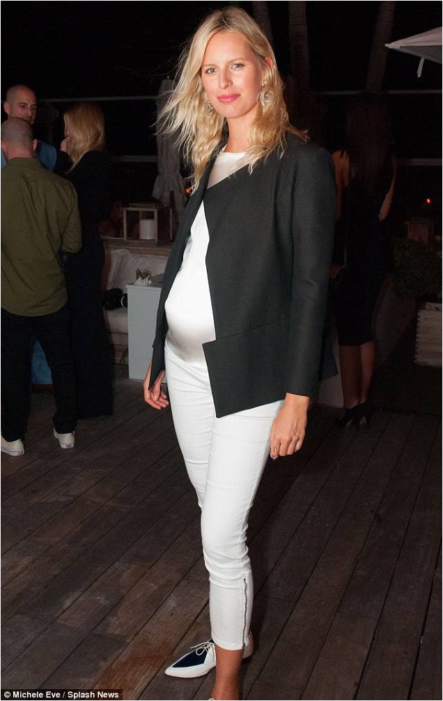 Karolina Kurkova wearing Maternity Jeans