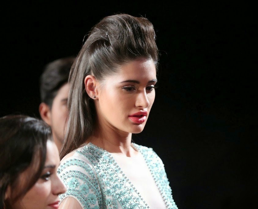 Nargis Fakhri Backless at Blenders Pride Fashion Tour | Cute Marathi