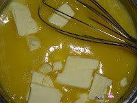 Añadiendo a la crema de limón la mantequilla