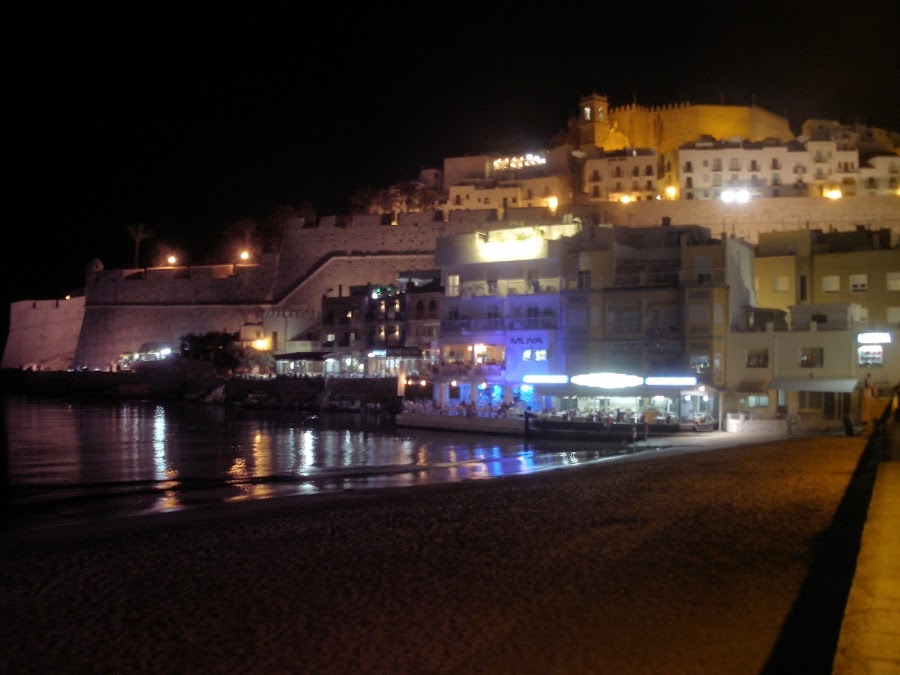 Vista nocturna del casco antiguo amurallado con el Castillo de Peñíscola en su parte más alta.
