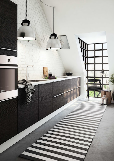 cocina minimalista y moderna color negro, con azulejos blancos tipo subway
